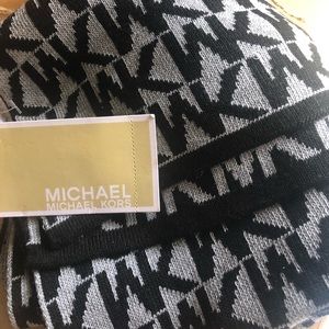 NWT MICHAEL KORS REVERSIBLE SIG LOGO SCARF GRAY